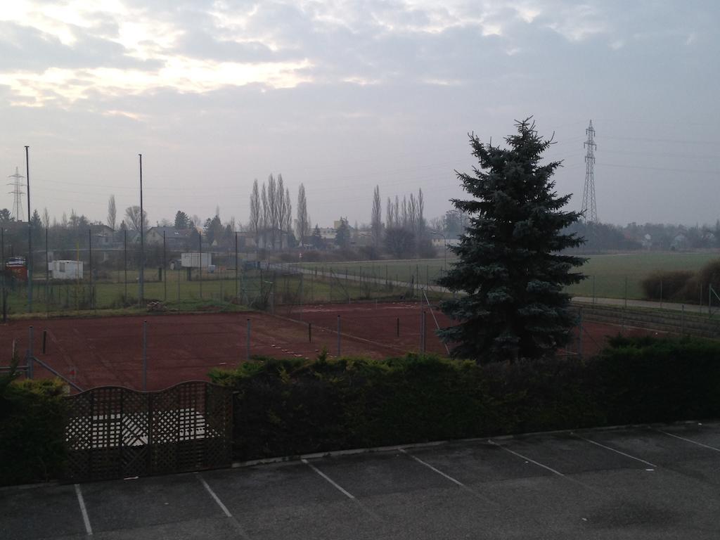 Pension Tennisweber Schwechat Dış mekan fotoğraf