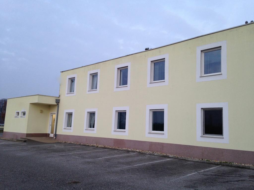 Pension Tennisweber Schwechat Dış mekan fotoğraf