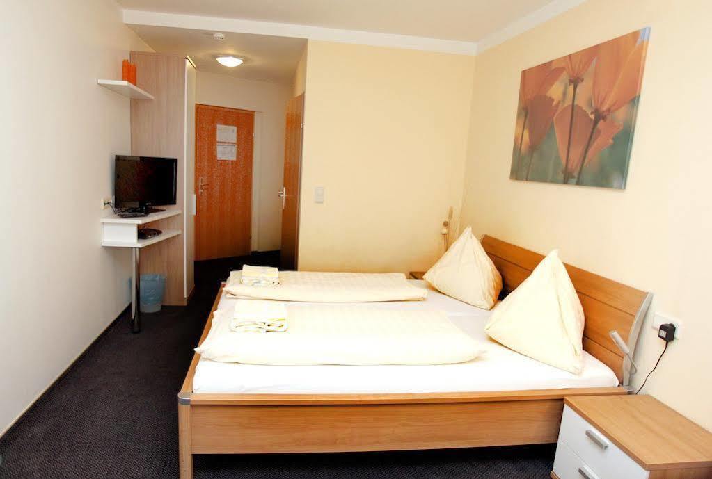 Pension Tennisweber Schwechat Dış mekan fotoğraf