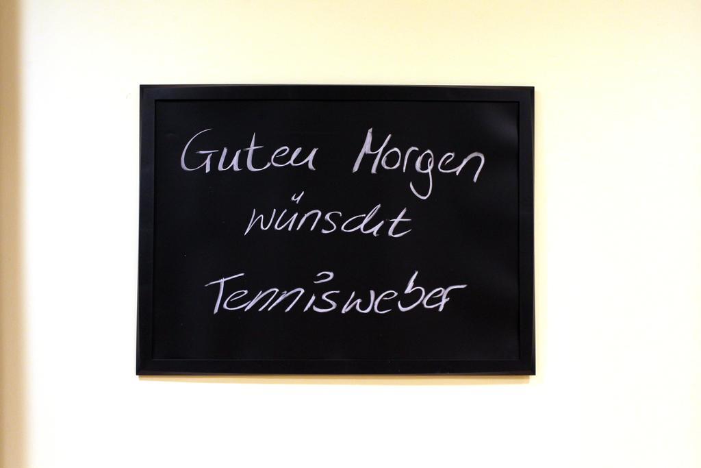 Pension Tennisweber Schwechat Oda fotoğraf