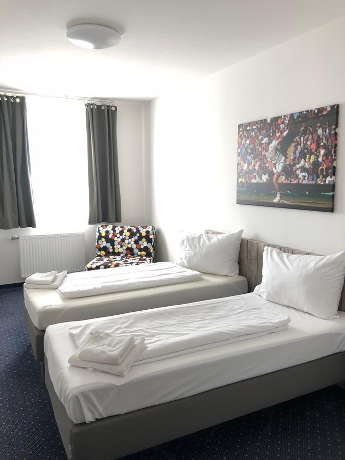 Pension Tennisweber Schwechat Dış mekan fotoğraf