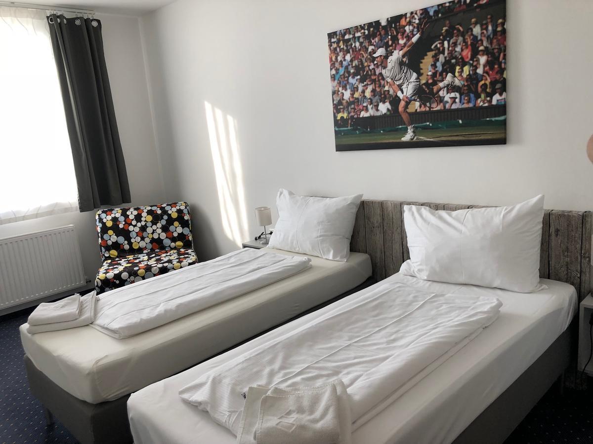 Pension Tennisweber Schwechat Dış mekan fotoğraf
